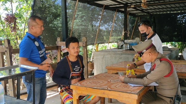 ตำรวจตรวจรอยกระสุนทะลุกระจกร้านตัดผม