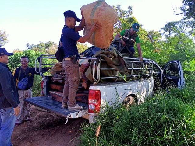 กำนันผู้ใหญ่บ้านตระเวนตรวจริมโขงยึดไม้พะยูงเต็มคันรถ