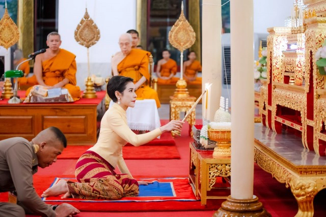 เจ้าคุณพระสินีนาฏ ถวายผ้าไตรและเครื่องสังฆทานพระราชทาน วัดชนะสงคราม
