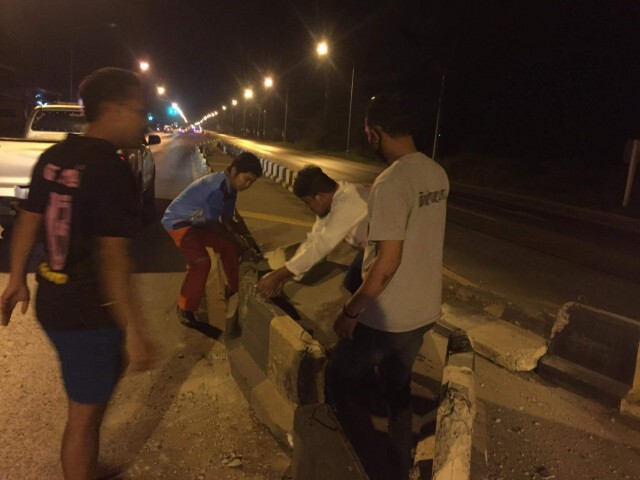 ชนอีกแล้ว แยกไฟแดงชลประทานโชคชัย เก๋งชนแบริเออร์พลิก