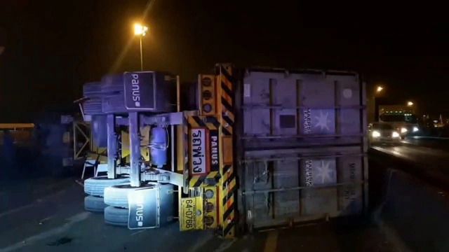 พ่วง 18 ล้อพลิกคว่ำ ขวางด่วนกาญจนาฯ ติดสะสม 5 กม.