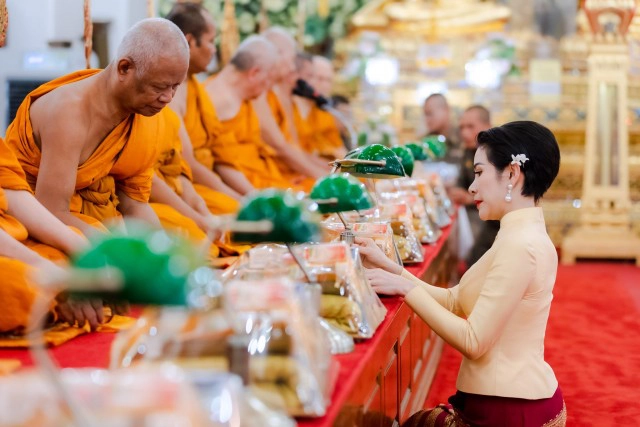 เจ้าคุณพระสินีนาฏ ถวายผ้าไตรและเครื่องสังฆทานพระราชทาน วัดชนะสงคราม