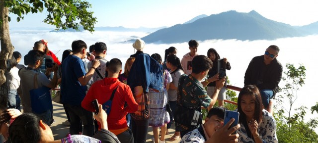 เปิดภาพทะเลหมอกที่ภูทอกเสน่ห์เมืองเชียงคานที่นักท่องเที่ยวนับพันแห่เข้าชม