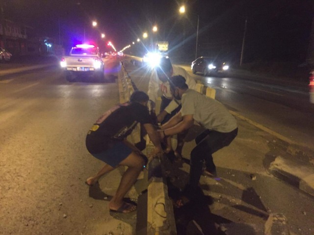 ชนอีกแล้ว แยกไฟแดงชลประทานโชคชัย เก๋งชนแบริเออร์พลิก