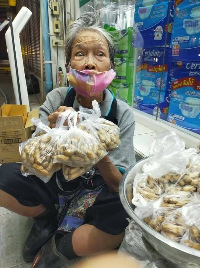 หญิงชราวัย 86 เร่ขายถั่วเก็บเงินผ่าตัดตา หมอเรียกตัวไม่ไปจะเอาอะไรกิน!