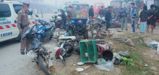 กระบะเสียหลักพุ่งชนคนมาจ่ายตลาดเจ็บระนาว 11 คน