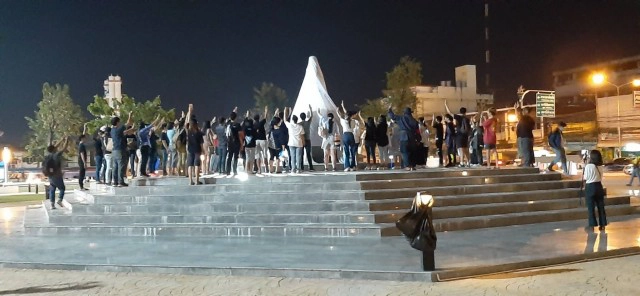 วุ่น...ราษฎรขอนแก่นใช้ป้ายผ้าคลุมอนุสาวรีย์จอมพลสฤษดิ์