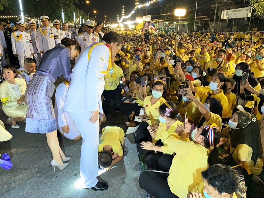 ในหลวง พระราชินี ทรงเรียกเด็กน้อยเข้ามาหา หลังทูล "ขอกราบเท้าได้ไหมครับ" ในหลวง พระราชินี ทรงเรียกเด็กน้อยเข้ามาหา หลังทูล "ขอกราบเท้าได้ไหมครับ"