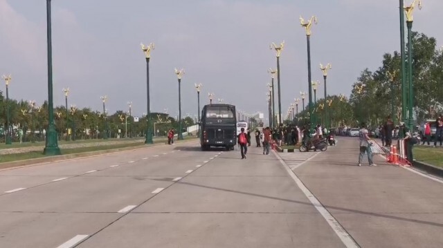 "ม็อบราษฎร-แดงก้าวหน้า63" เริ่มชุมนุมถนนอักษะ เผยรอชมเซอร์ไพรส์