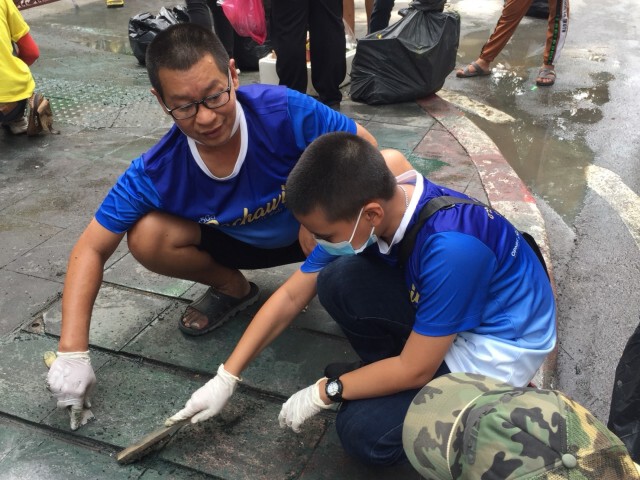 "มวลชนปกป้องสถาบันฯ" รวมพลังทำความสะอาดหน้า สตช.