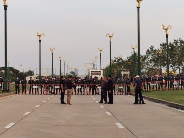 วางกำลังเข้ม "ม็อบ ถ.อักษะ" ตร.เจรจาขยับเวทีปราศรัย กำชับห้ามเข้าใกล้เขตพระราชฐาน