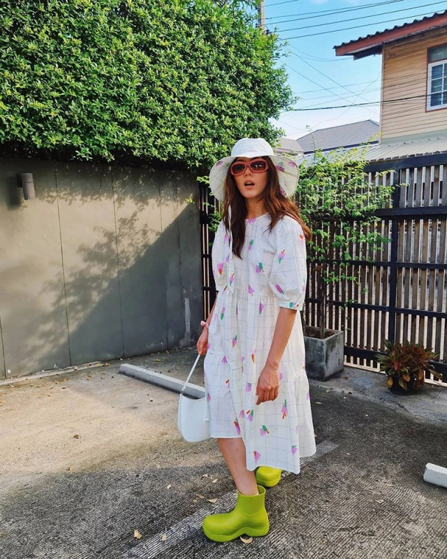 "ชมพู่ อารยา" ใส่ "รองเท้าบูตยางสีเขียว" ดูธรรมดา แต่ไม่ธรรมดา