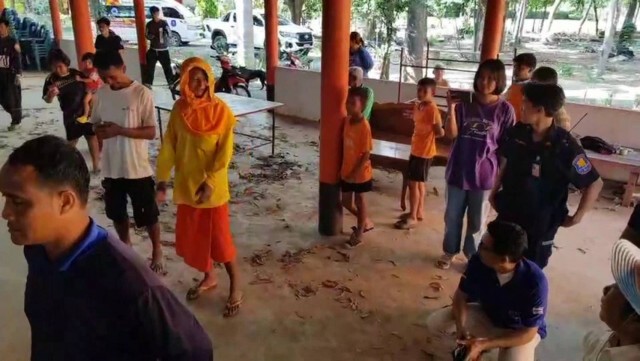 ไล่จับกันวุ่นจระเข้วัดหลุดออกมาเดินเล่นในหมู่บ้าน