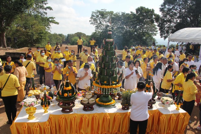 อดีตพุทธะอิสระบวงสรวงปราสาทพนมรุ้งขอปกปักรักษาสถาบัน