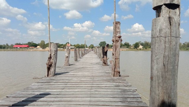 แลนมาร์คท่องเที่ยวใหม่ สะพานไม้ข้ามบึงแก้งสนามนาง