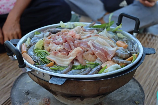 อช.แม่ปืม เสิร์ฟ"หมูกระทะพอใจ"คลายหนาว