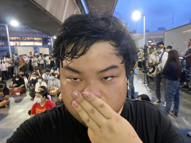 "เพนกวิน" ลั่น!! ได้กลิ่นรัฐประหาร ปลุกระดมมวลชนออกมาต่อต้านหากเกิดขึ้นจริง