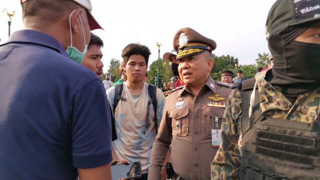 วางกำลังเข้ม "ม็อบ ถ.อักษะ" ตร.เจรจาขยับเวทีปราศรัย กำชับห้ามเข้าใกล้เขตพระราชฐาน