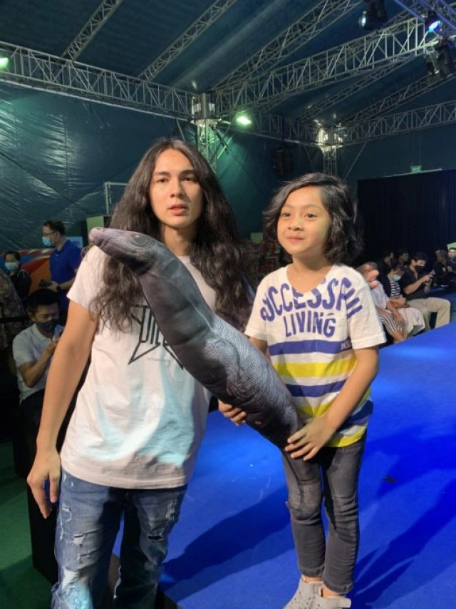 แน็ก ชาลี - น้องอาเธอร์ ได้ของขวัญเป็น "งูแท้ๆ" วอน ไม่เอาแบบนี้แล้ว