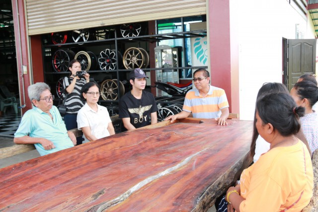 หลายสาวตากข้าวเปลือกบนถนนขอโทษเสี่ยบิ๊กไบค์
