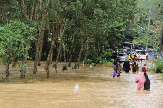 มท.2 รุดช่วยน้ำท่วมสะเดา บูรณาการทุกฝ่าย