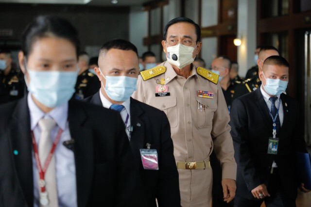 "ประยุทธ์"  ไม่อยากเห็นคนไทยตีกันเอง - ปัดออกกฏอัยการศึก