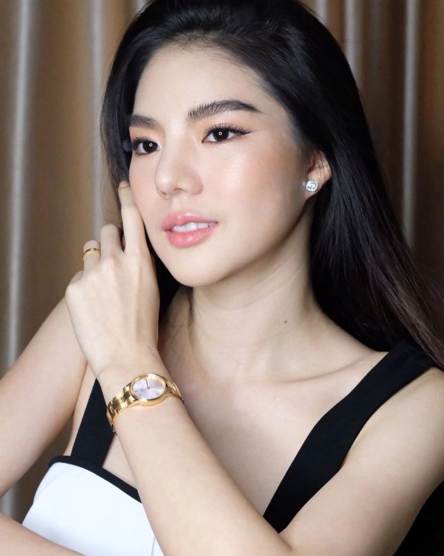 "อิงอิง" นุ่งบิกินี่อวดความแซ่บ ชาวเน็ตถาม รีทัชพุงหรอทำไมคลื่นทะเลเอียง?