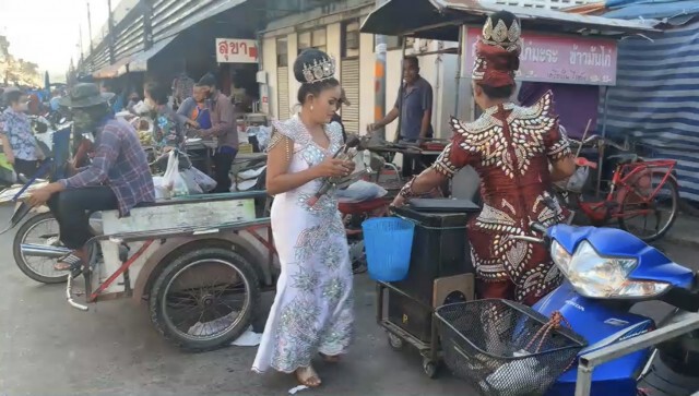 หมอลำวงใหญ่เจอโควิด ต้องร้องเร่ตลาดสดเลี้ยงชีพ