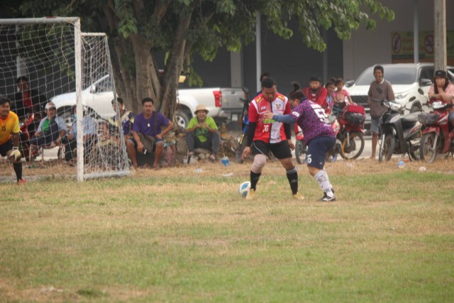 "โก๊ะตี๋" นำทีมฟาดแข้ง ระดมเงินช่วยโรงเรียนวัดมฤคทายวัน