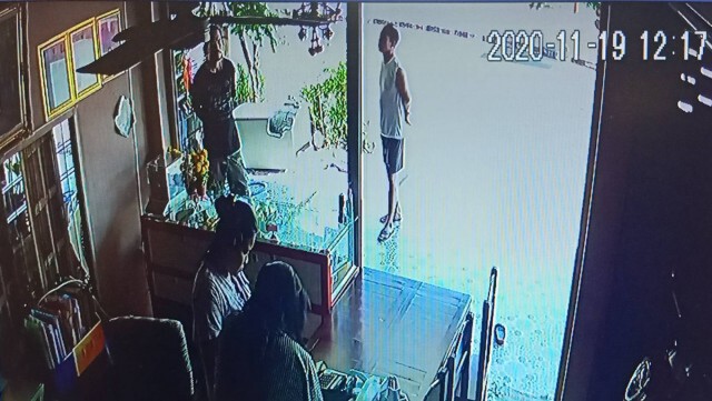 แก๊งขายทองปลอมหลอกขายตามร้านในอำเภอ