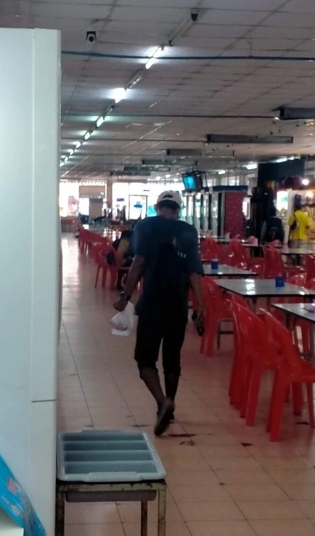 หนุ่มตกงานไม่มีเงินติดตัว ขอใช้สายชาร์จโทรศัพท์แลกข้าวประทังชีวิต