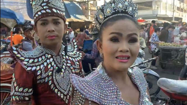 หมอลำวงใหญ่เจอโควิด ต้องร้องเร่ตลาดสดเลี้ยงชีพ