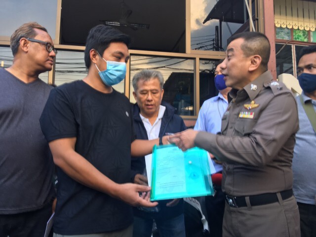 "3 ผู้ชุมนุมราษฎร" แจ้งความเอาผิด ตร. ฉีดน้ำผสมสารเคมี ทำเป็นแผลพุพอง
