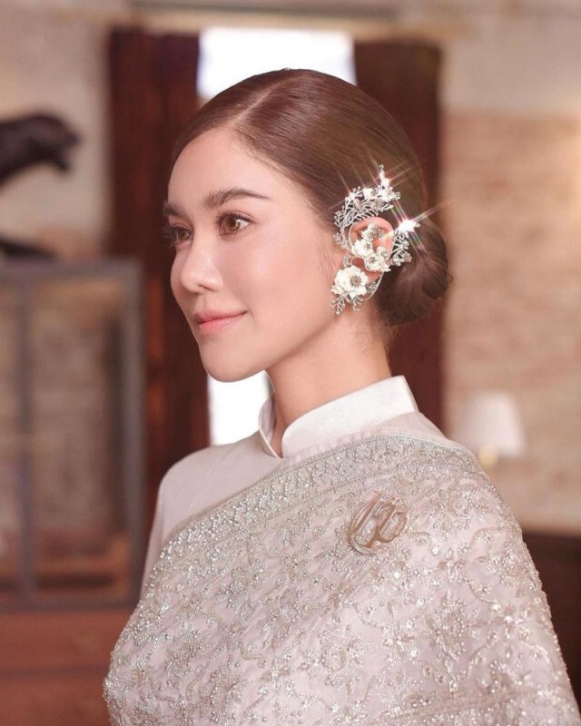 "ก้อย รัชวิน" กับ "ลุคแรก" ของเจ้าสาว ในชุดไทยบรมพิมาน ราคา 3 แสนบาท!