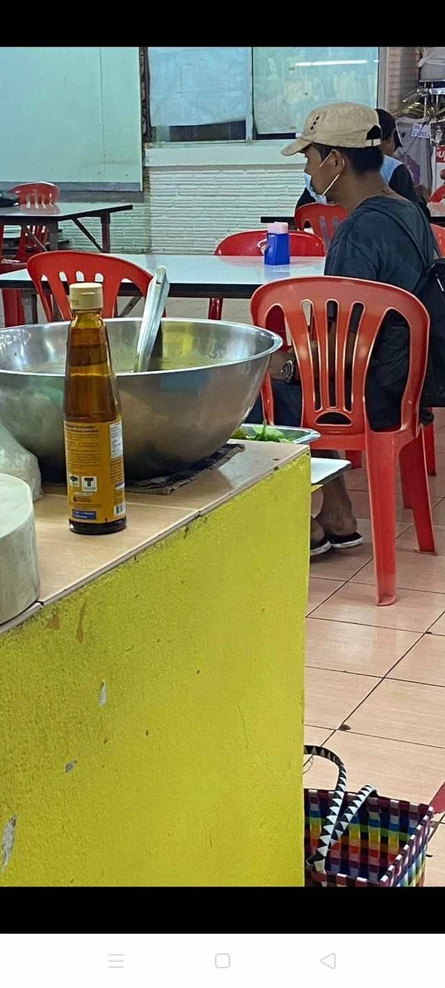 หนุ่มตกงานไม่มีเงินติดตัว ขอใช้สายชาร์จโทรศัพท์แลกข้าวประทังชีวิต