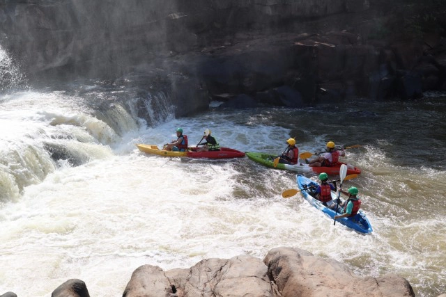 พายเรือคายัคสัมผัสน้ำตกแก่งซองอย่างใกล้ชิด