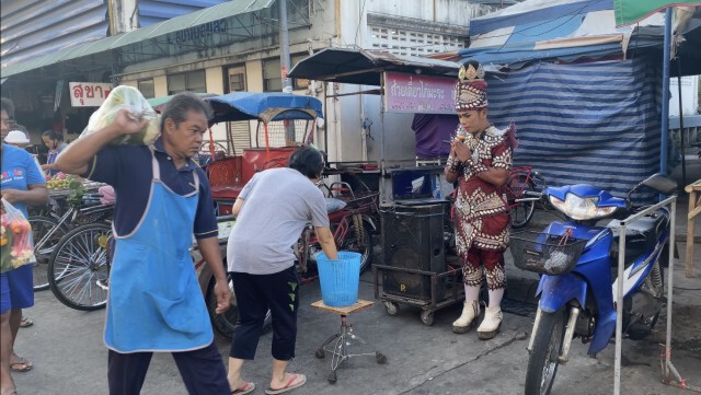หมอลำวงใหญ่เจอโควิด ต้องร้องเร่ตลาดสดเลี้ยงชีพ