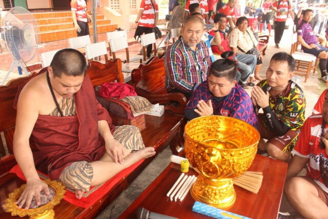"โก๊ะตี๋" นำทีมฟาดแข้ง ระดมเงินช่วยโรงเรียนวัดมฤคทายวัน