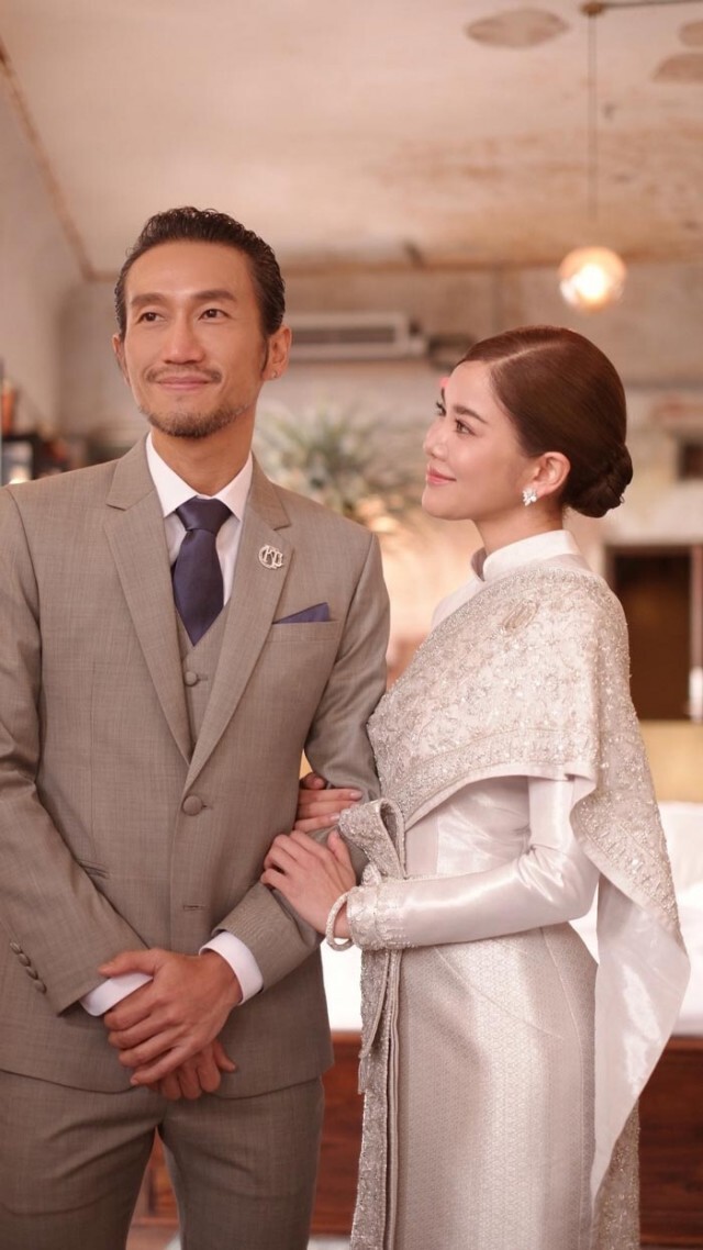 "ก้อย รัชวิน" กับ "ลุคแรก" ของเจ้าสาว ในชุดไทยบรมพิมาน ราคา 3 แสนบาท!