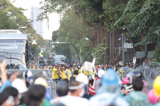"ประยุทธ์"  ไม่อยากเห็นคนไทยตีกันเอง - ปัดออกกฏอัยการศึก