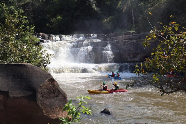 พายเรือคายัคสัมผัสน้ำตกแก่งซองอย่างใกล้ชิด