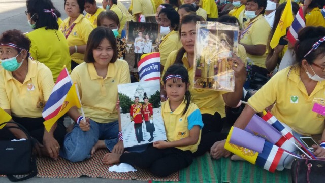 ชาวช่องแคเฝ้ารับเสด็จ"ในหลวง-พระราชินี"พระราชทานสระบ่อดินขาว แก้ภัยแล้ง