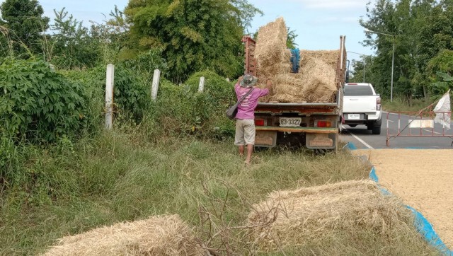 รับจ้างอัดฟางก้อนขายรายได้งามนับแสนบาทต่อเดือน
