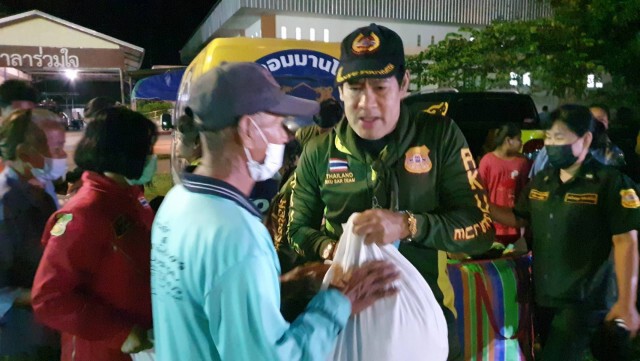 "ไทด์" นำทีมร่วมกตัญญูมอบสิ่งของต้านภัยหนาว "บิณฑ์" เสริมทัพร่วมบุญที่ จ.สกลนคร