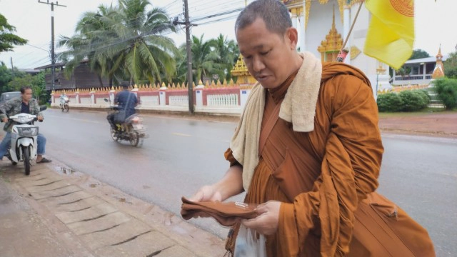 พระธุดงค์ นำของบิณฑบาตแจกทานต่อ
