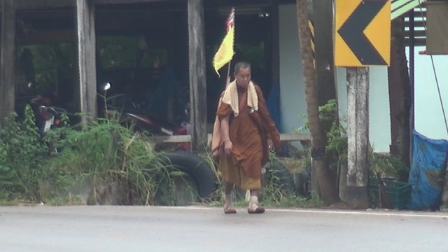 พระธุดงค์ นำของบิณฑบาตแจกทานต่อ
