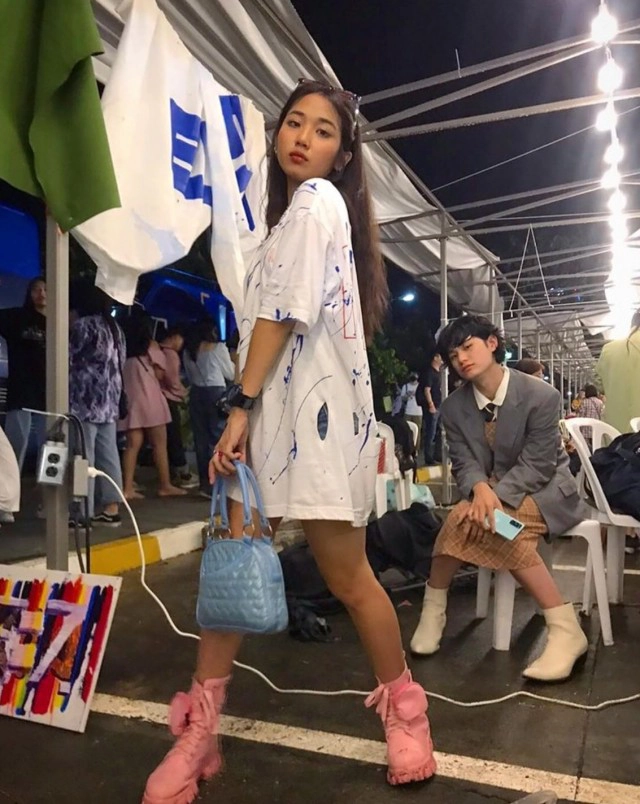 "มิลลิ" แสดงจุดยืน ทาสีน้ำเงินต่อต้านความรุนแรง พร้อมถามบนเวที  ใครควรพัก ?