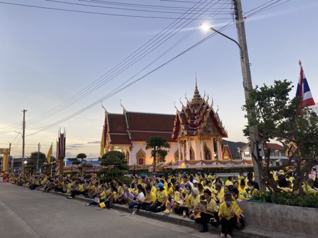 ชาวช่องแคเฝ้ารับเสด็จ"ในหลวง-พระราชินี"พระราชทานสระบ่อดินขาว แก้ภัยแล้ง