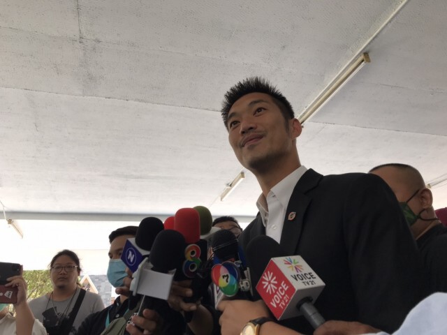 'ธนาธร' ย้ำคำเดิม ปฏิเสธถือหุ้น 'วีลัค'