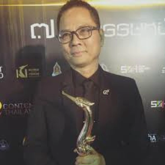 "พี่แว่น จักราวุธ" นักแต่งเพลงชื่อดัง  ส่งโพสต์สุดประทับใจ #มีวันนี้เพราะสถาบันกษัตริย์